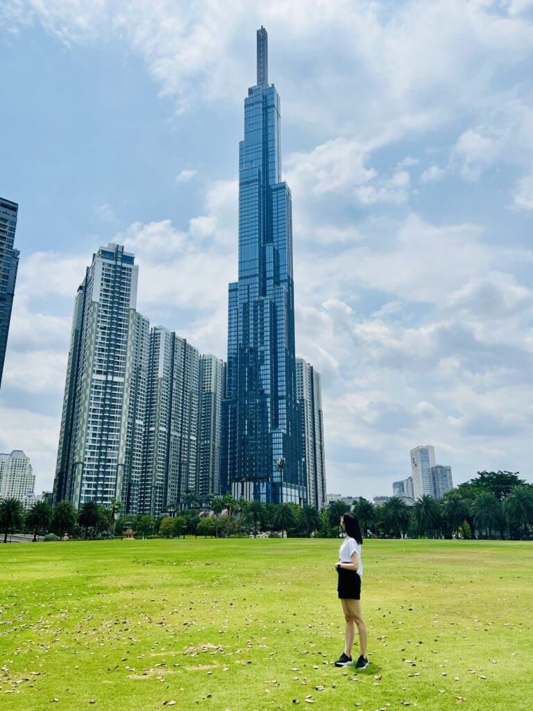Widok na Landmark 81 z zielonego parku