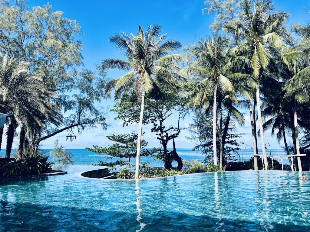 Basen z widokiem na morze w hotelu Ocean Bay Resort and Spa na wyspie Phu Quoc