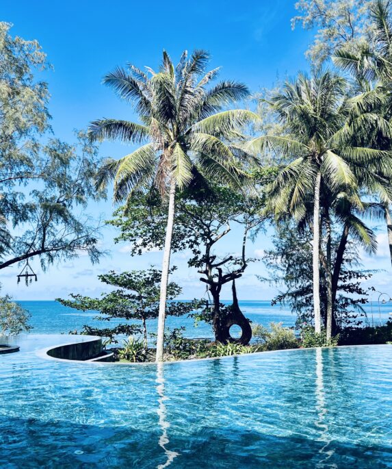 Basen z widokiem na morze w hotelu Ocean Bay Resort and Spa na wyspie Phu Quoc