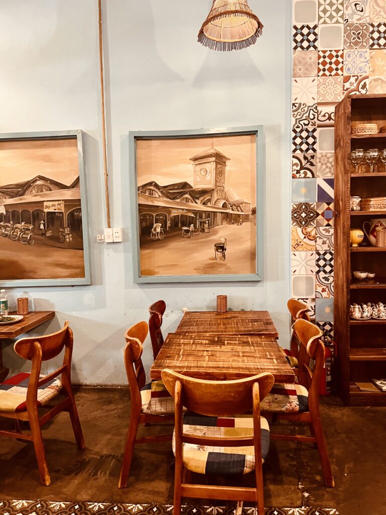 Drewniane wietnamskie wnętrze restauracji Bep Me In