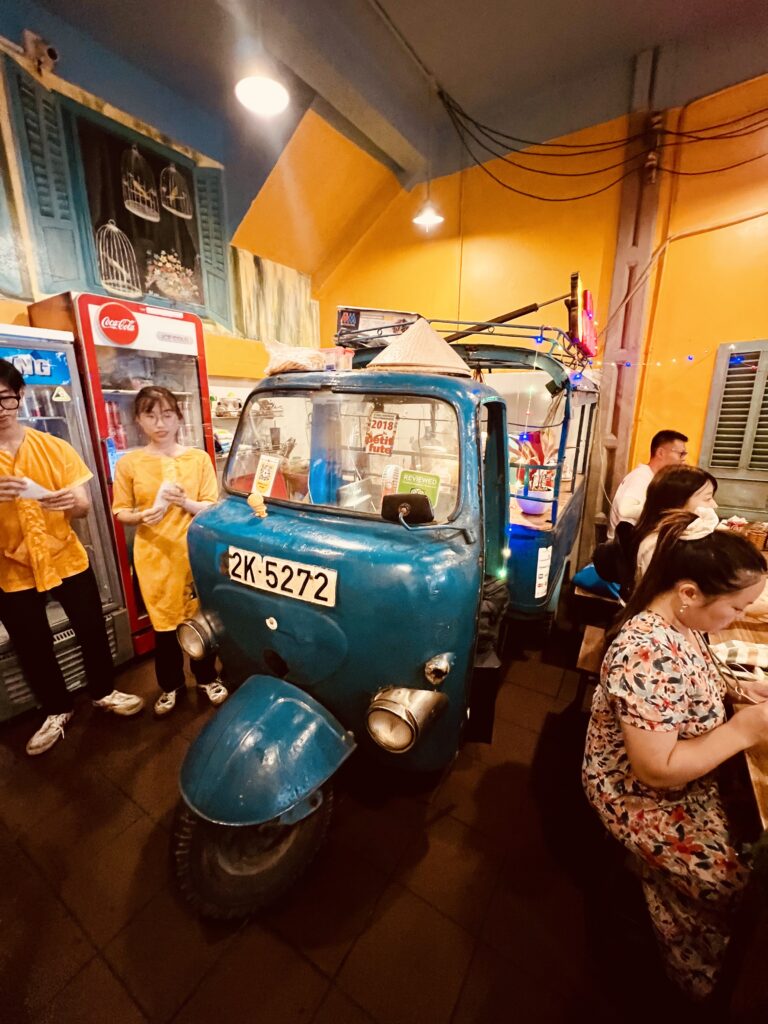 Niebieski tuk tuk we wnętrzu restauracji