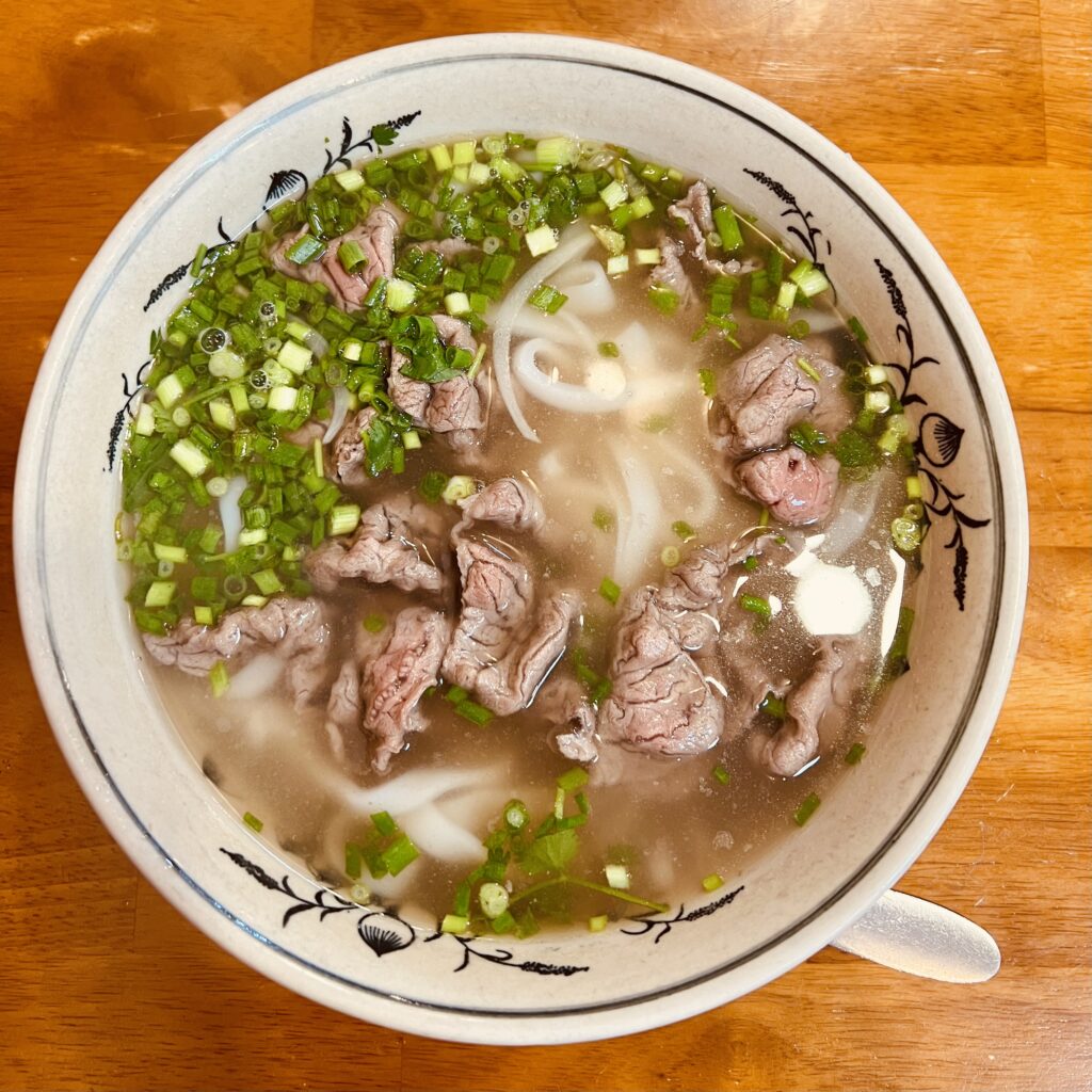 Miska z zupą Pho