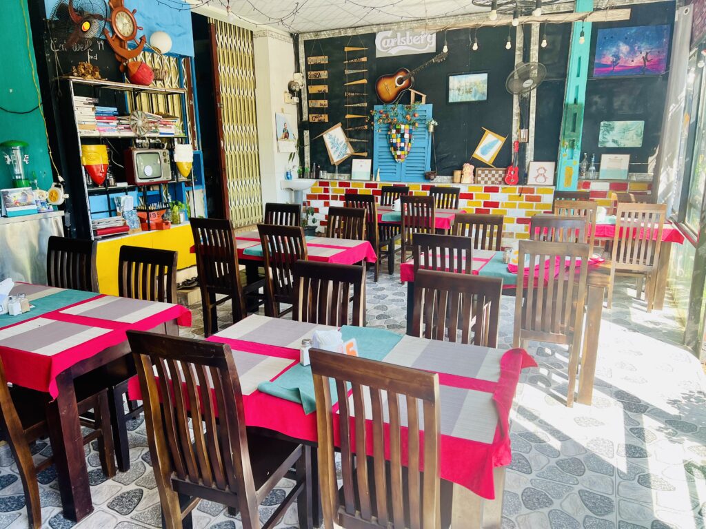 Kolorowe wnętrze restauracji