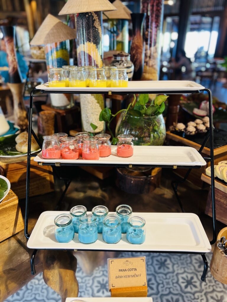 Bufet śniadaniowy w hotelu z kolorowymi deserami Panna Cotta