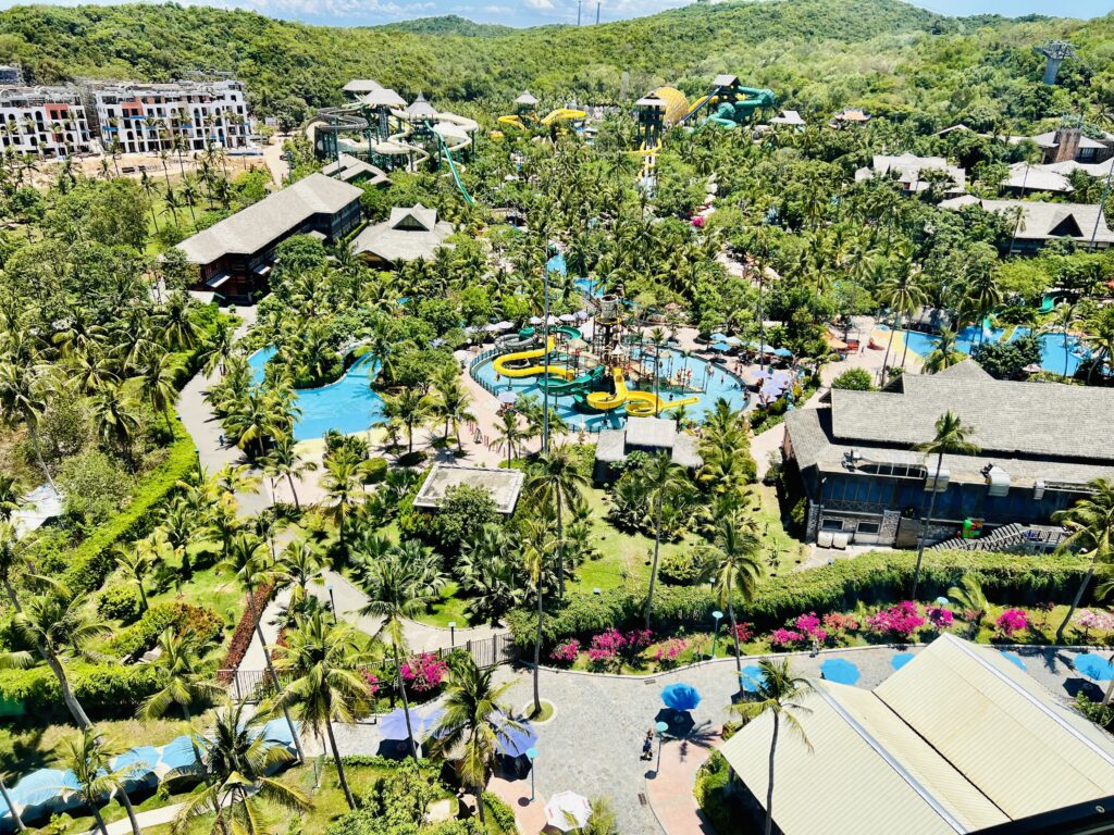 Widok z góry na Aquapark Sunworld Hon Thom na wyspie Phu Quoc