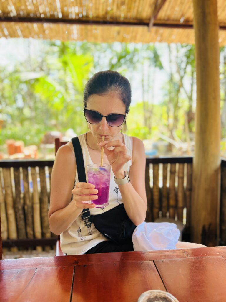 Ja pijąca fioletową mrożoną herbatę Butterfly Pea Tea