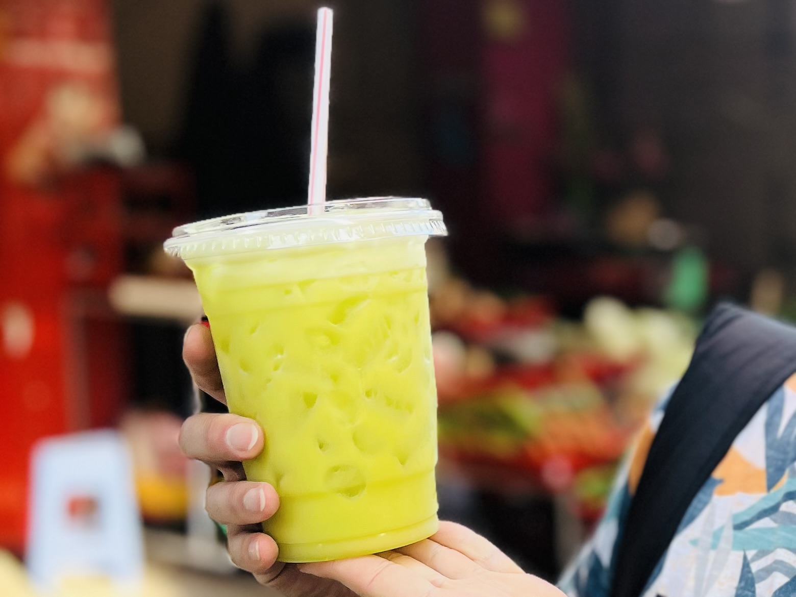 Plastikowy kubek z rurką z napojem z trzciny cukrowej