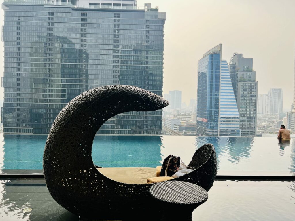 Widok na infinity pool i wieżowce