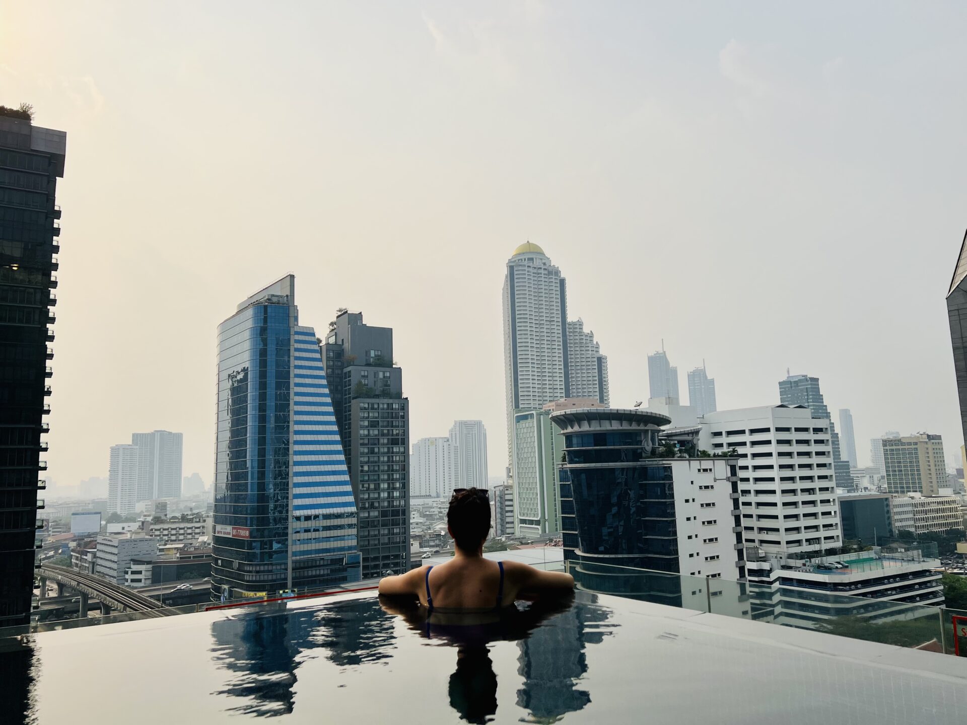 Widok na wieżowce w Bangkoku z infinity pool